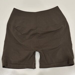 Alphalete Amplify Short 4.5” in Mocha (M)